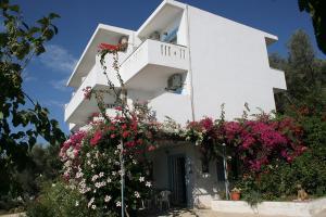 ΕΝΟΙΚΙΑΖΟΜΕΝΑ ΔΩΜΑΤΙΑ OASIS  STUDIO ΡΟΔΑΚΙΝΟ ΡΕΘΥΜΝΟ